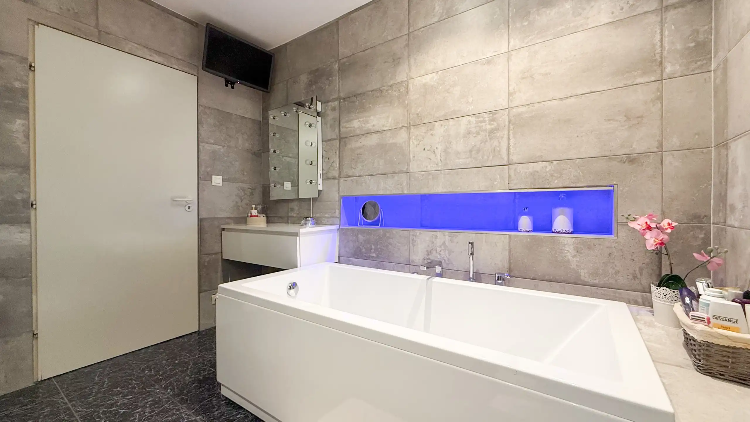 Gelijkvloerse woning met ruim magazijn en zwembad! foto 18