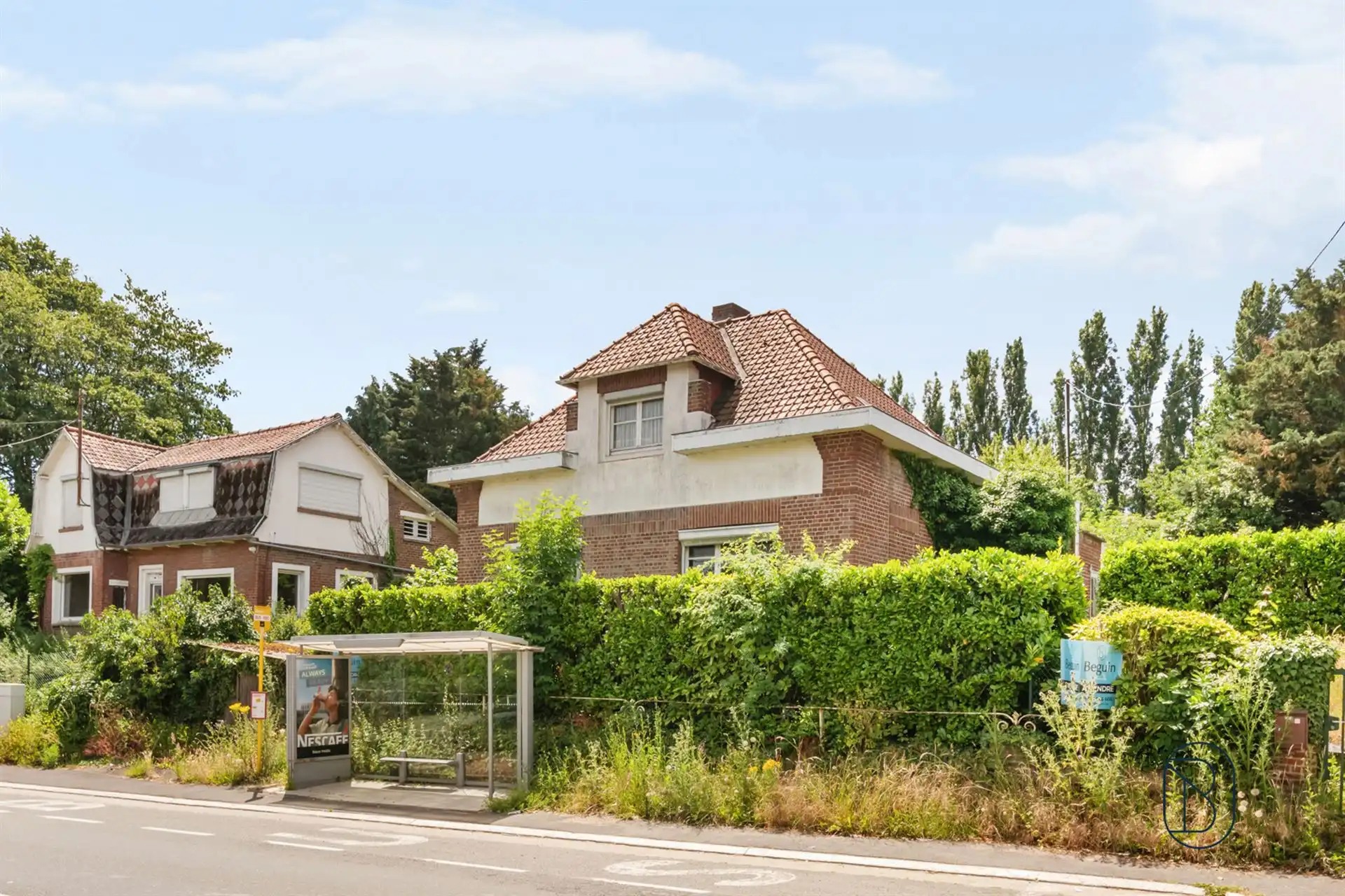 Charmante te renoveren woning, met mooie tuin. foto 2