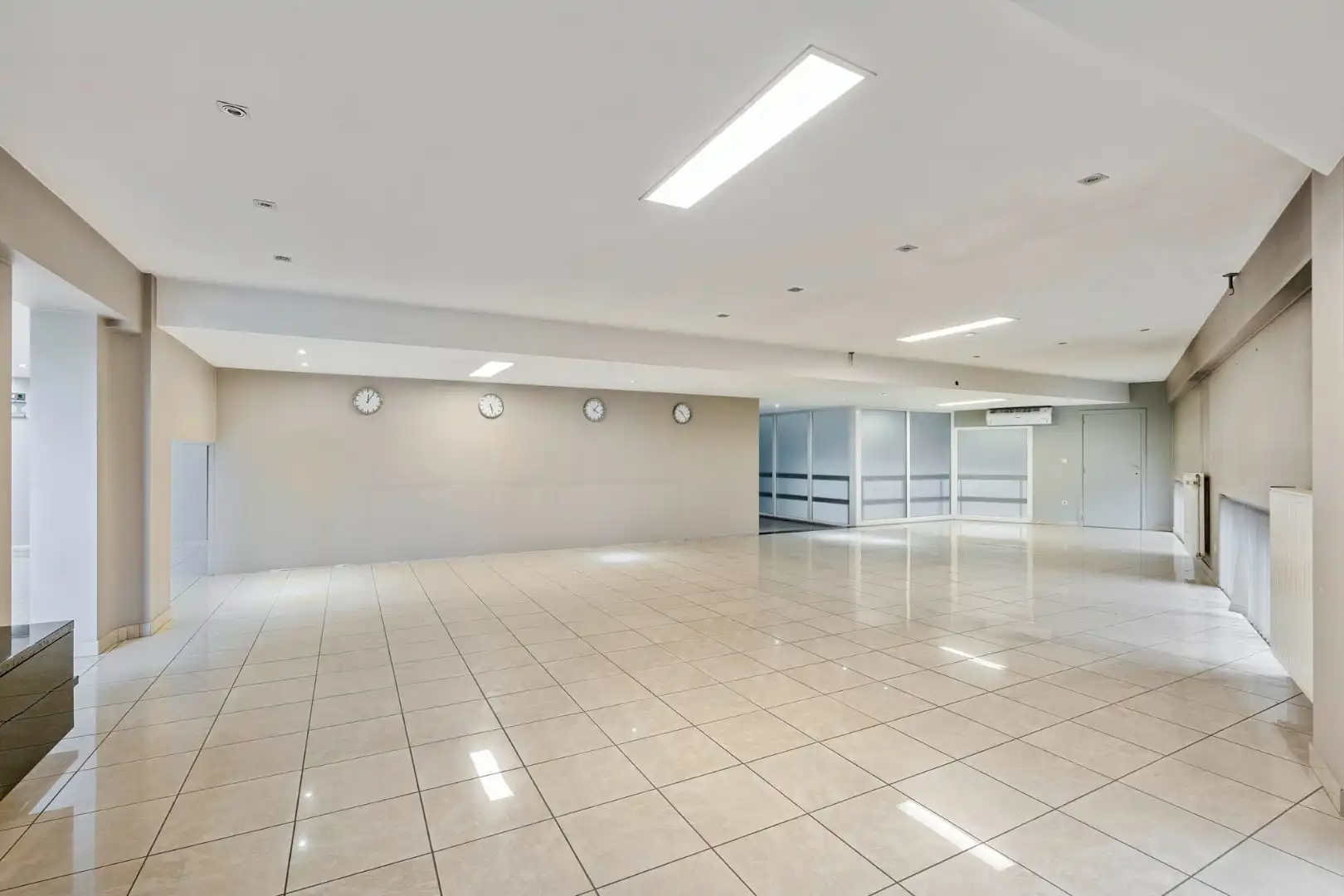 Bedrijfsgebouw met kantoren, magazijnen en woonst - groot 2580 m² foto 26