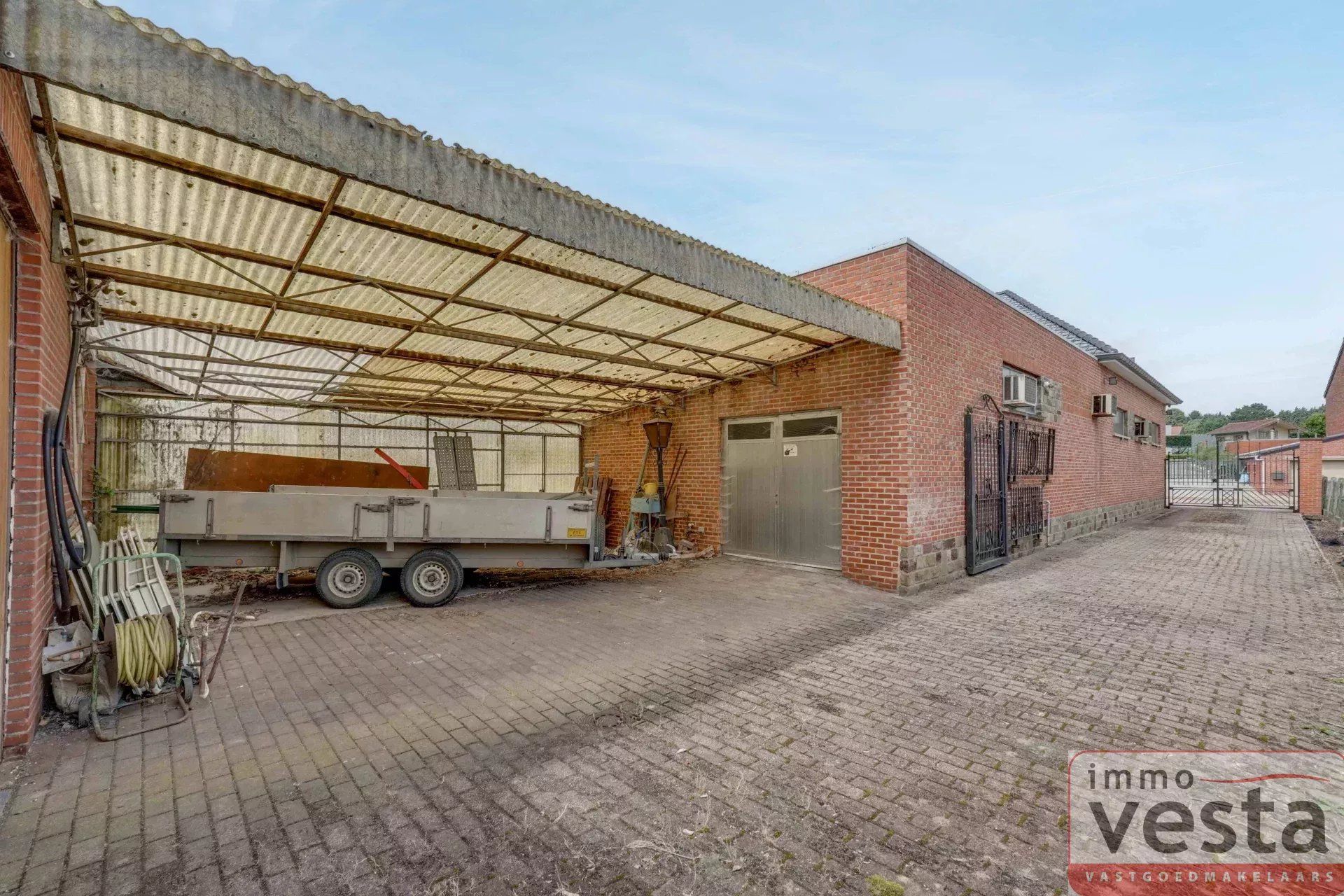 Ruime, op te knappen villa met handelsruimte foto 33