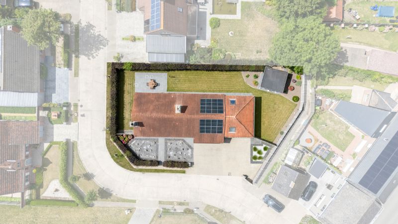Hooglede. Zeer verzorgde gelijkvloerse villa met 3-4 slaapkamers, dubbele garage en kleine bergloods. Uiterst rustig gelegen overal dichtbij op een prachtige locatie! Ideaal voor bewoners met  extra bergruimte. foto 10