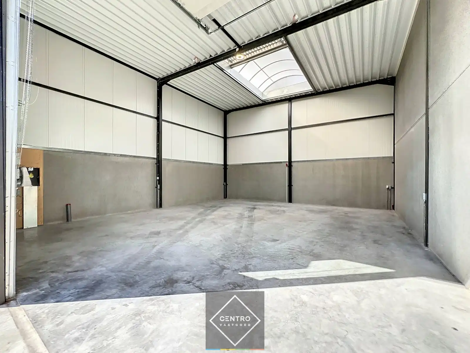 LOODS (132m²) voor OPSLAG inclusief private parkeerplaats voor de deur en vrije hoogte 6m op ambachtelijke zone te Ingelmunster. foto 9