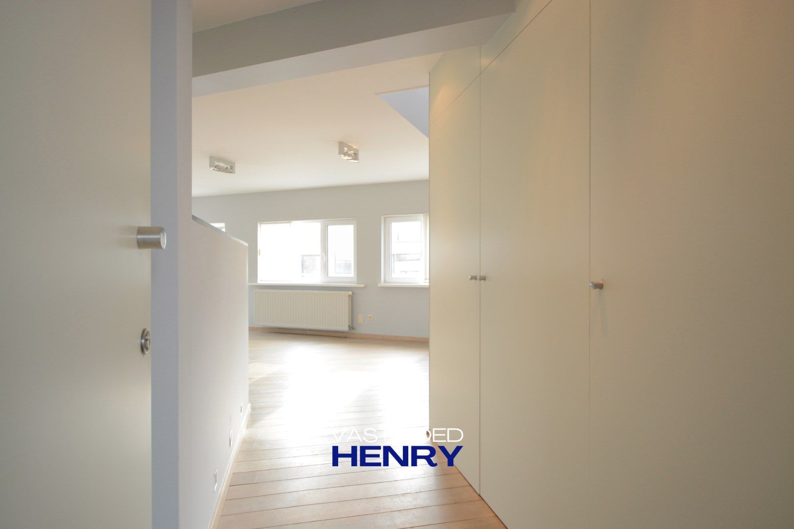 Duplex twee slaapkamer appartement met privé parkeerplaats inbegrepen! foto 17