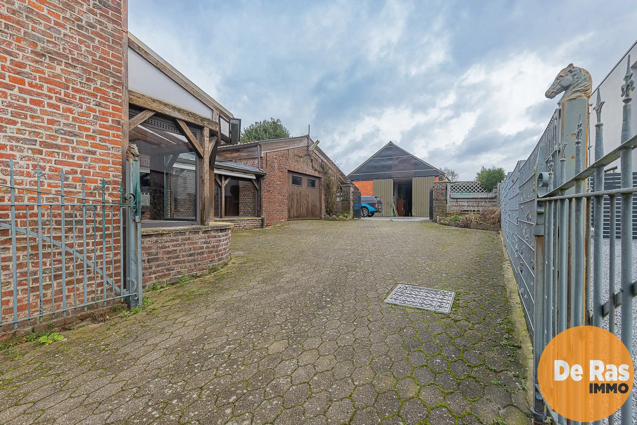 ROZEBEKE - Karakteristieke burgerwoning met loods foto 17
