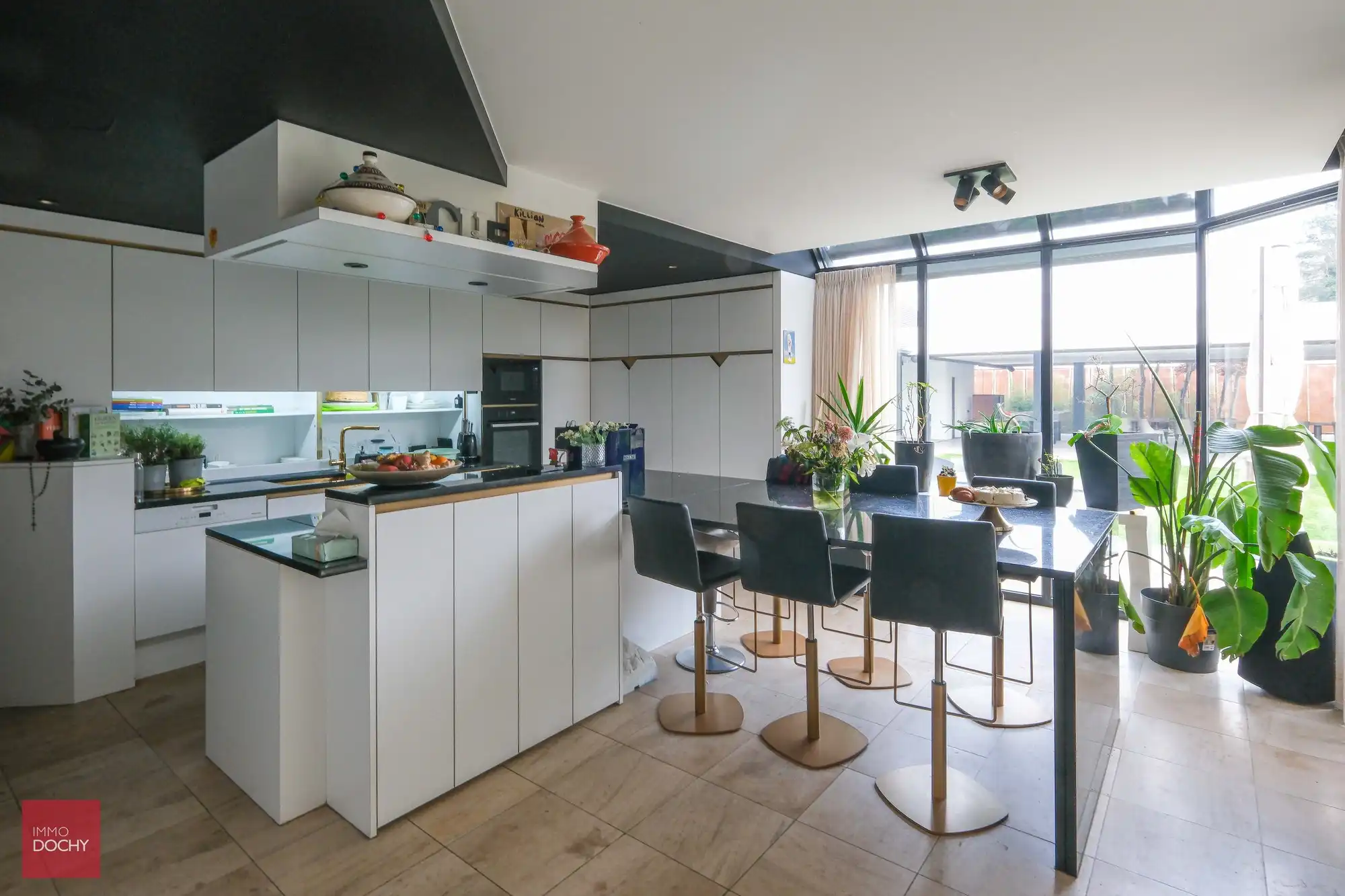 Commercieel gelegen kantoorcomplex met privé-woonst (villa) foto 23