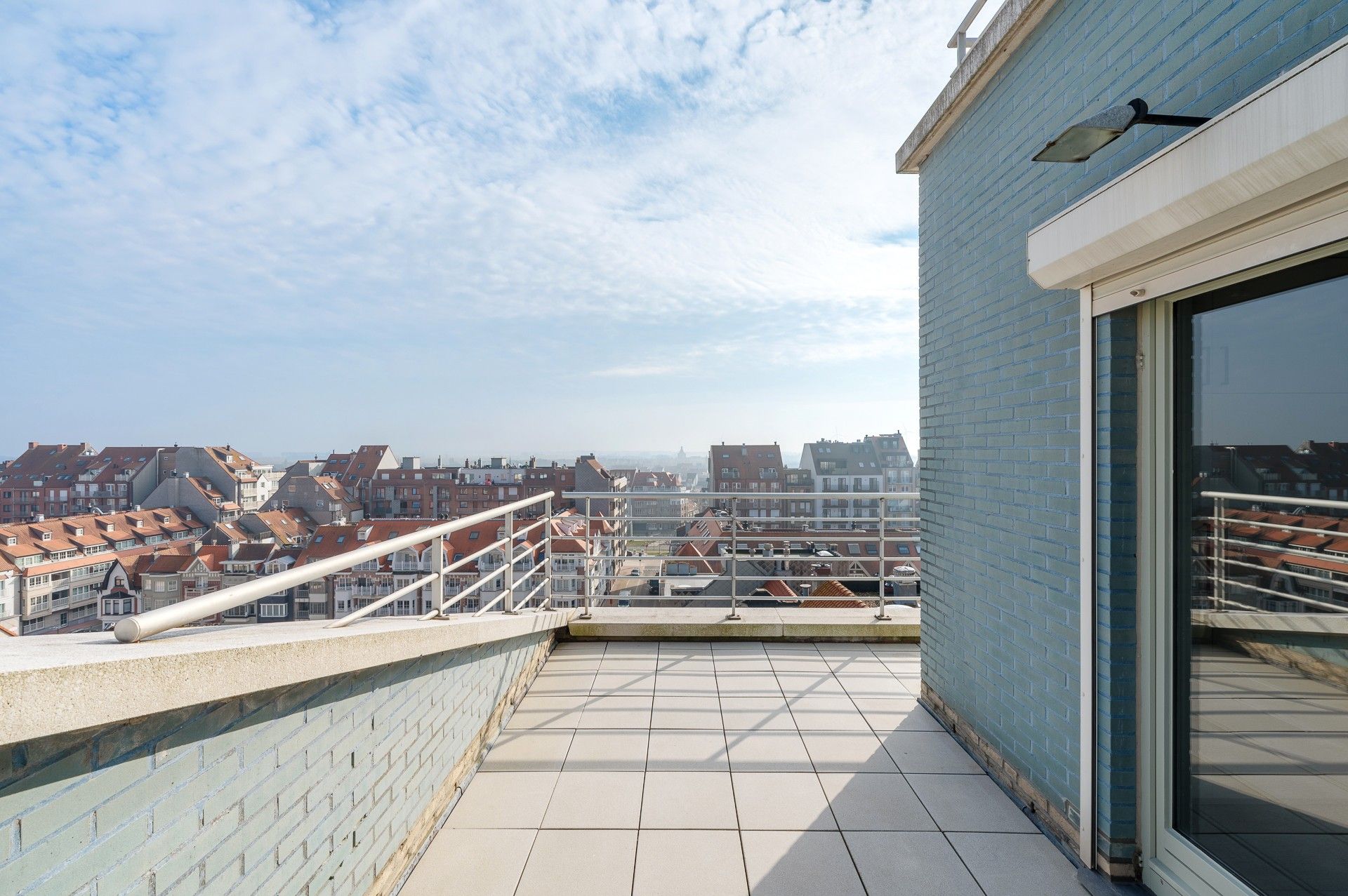 Lichtrijk hoekappartement met groot zuid gericht terras en adembenemend zeezicht foto 19