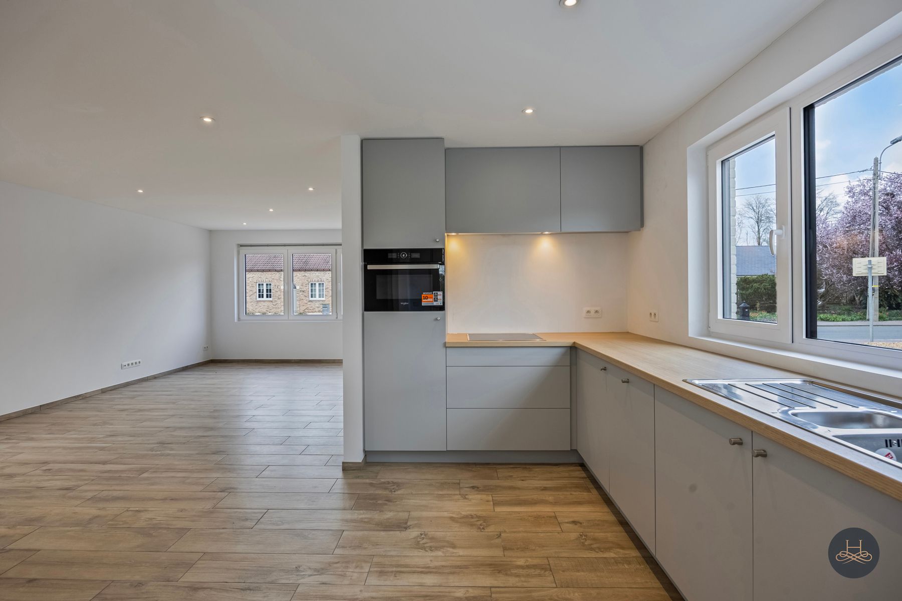 Totaal gerenoveerde woning met grote tuin foto 13