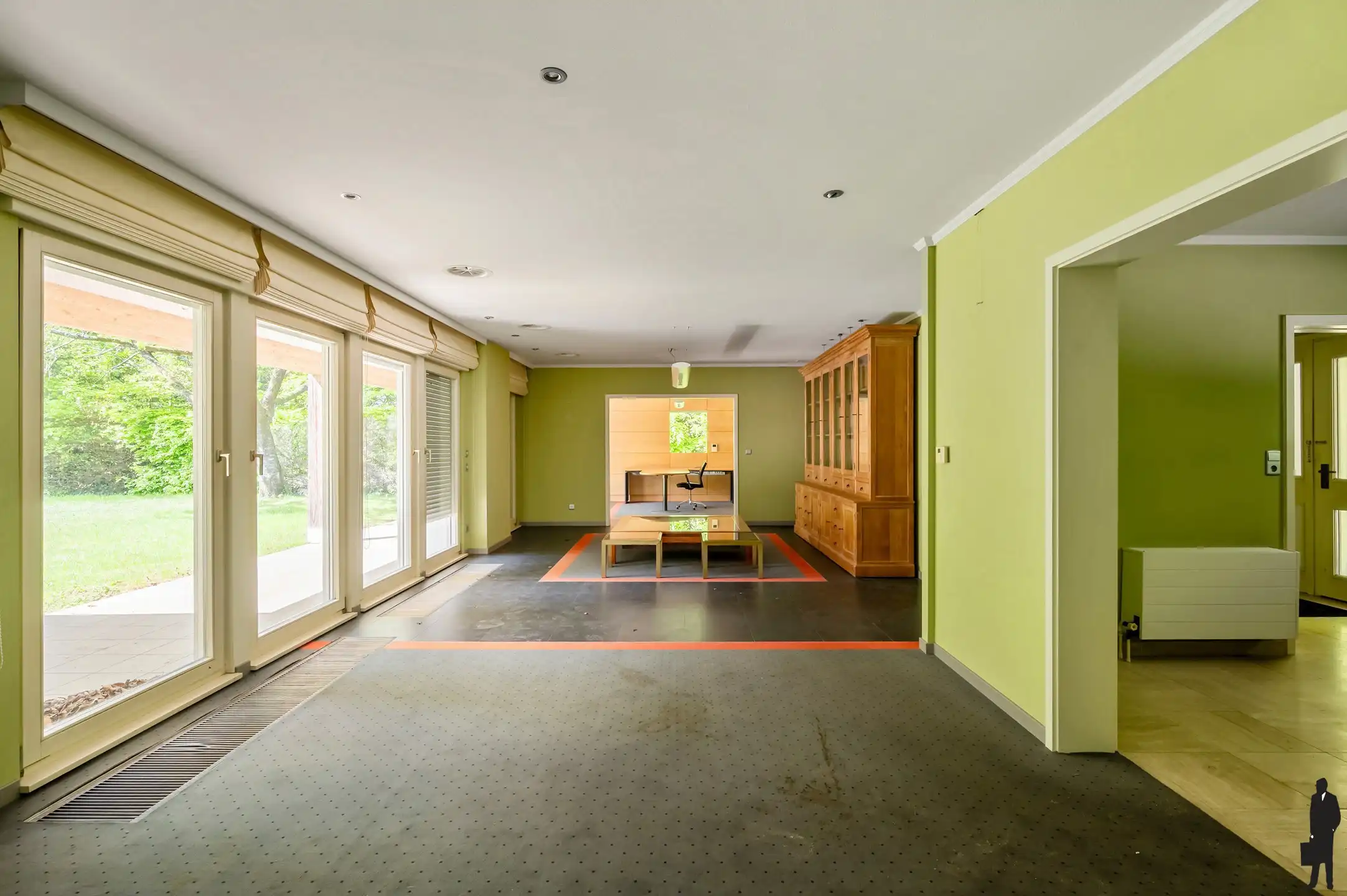 Een volledig te renoveren gelijkvloerse villa (heden kantoor) op ca. 2.438 m² foto 8