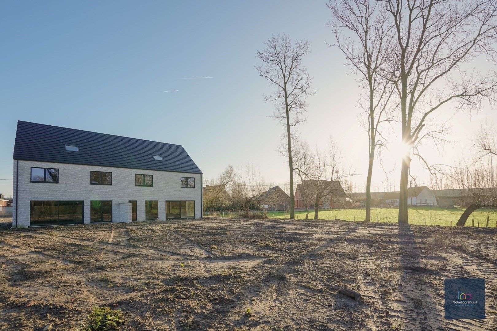 Zeer ruime halfopen casco villawoning met mooie tuin en garage foto 32