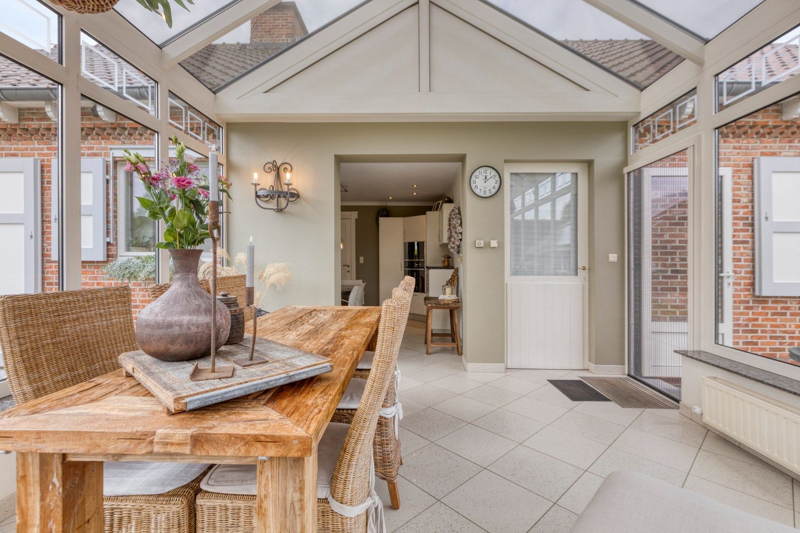 Ruime goed onderhouden woning op een prachtig perceel met praktijk mogelijkheid foto 13