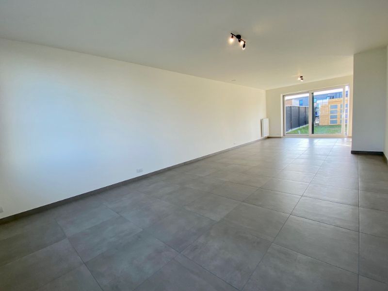 Instapklare recente woning met 4 ruime slaapkamers en carport foto 2