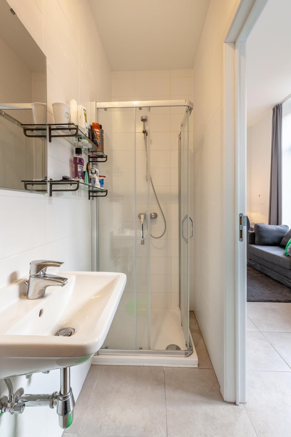 Bemeubelde studentenkamer met privé sanitair foto 5