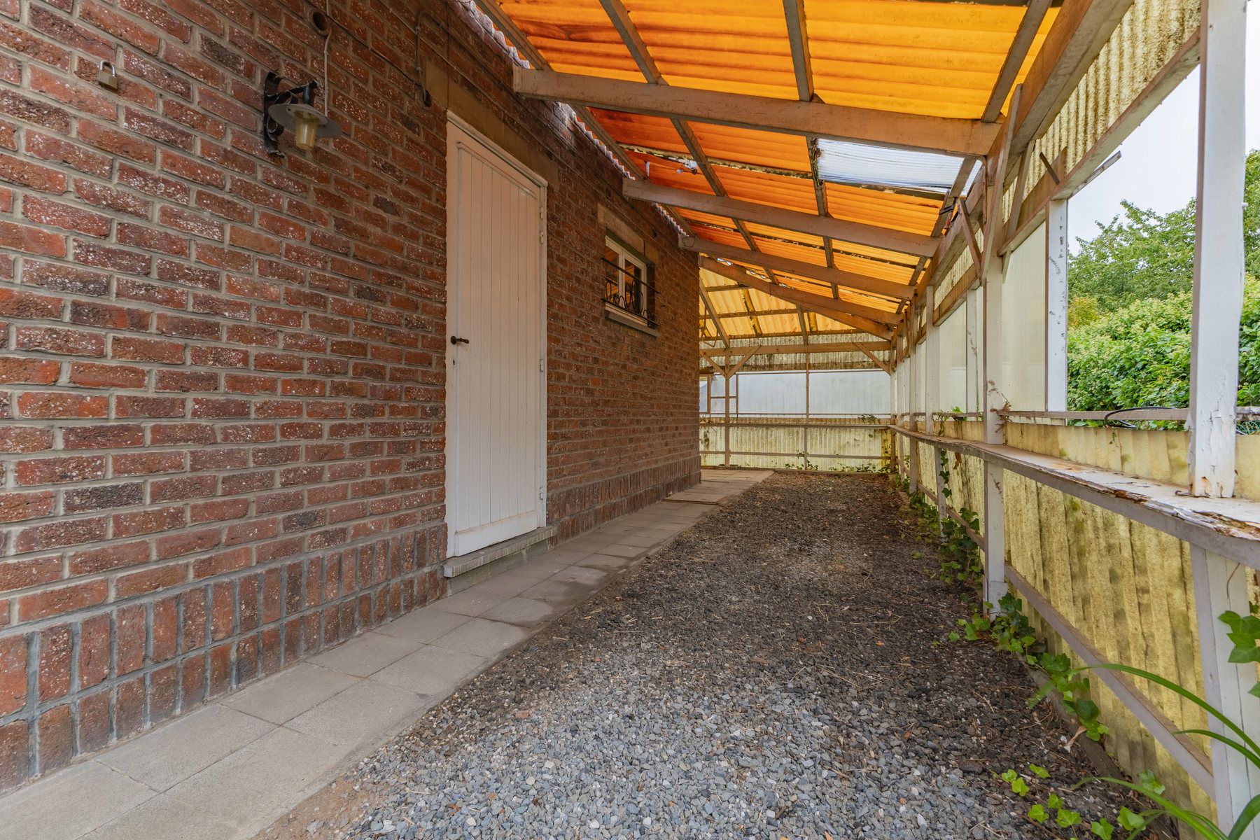Gunstig gelegen te renoveren driegevelwoning foto 14