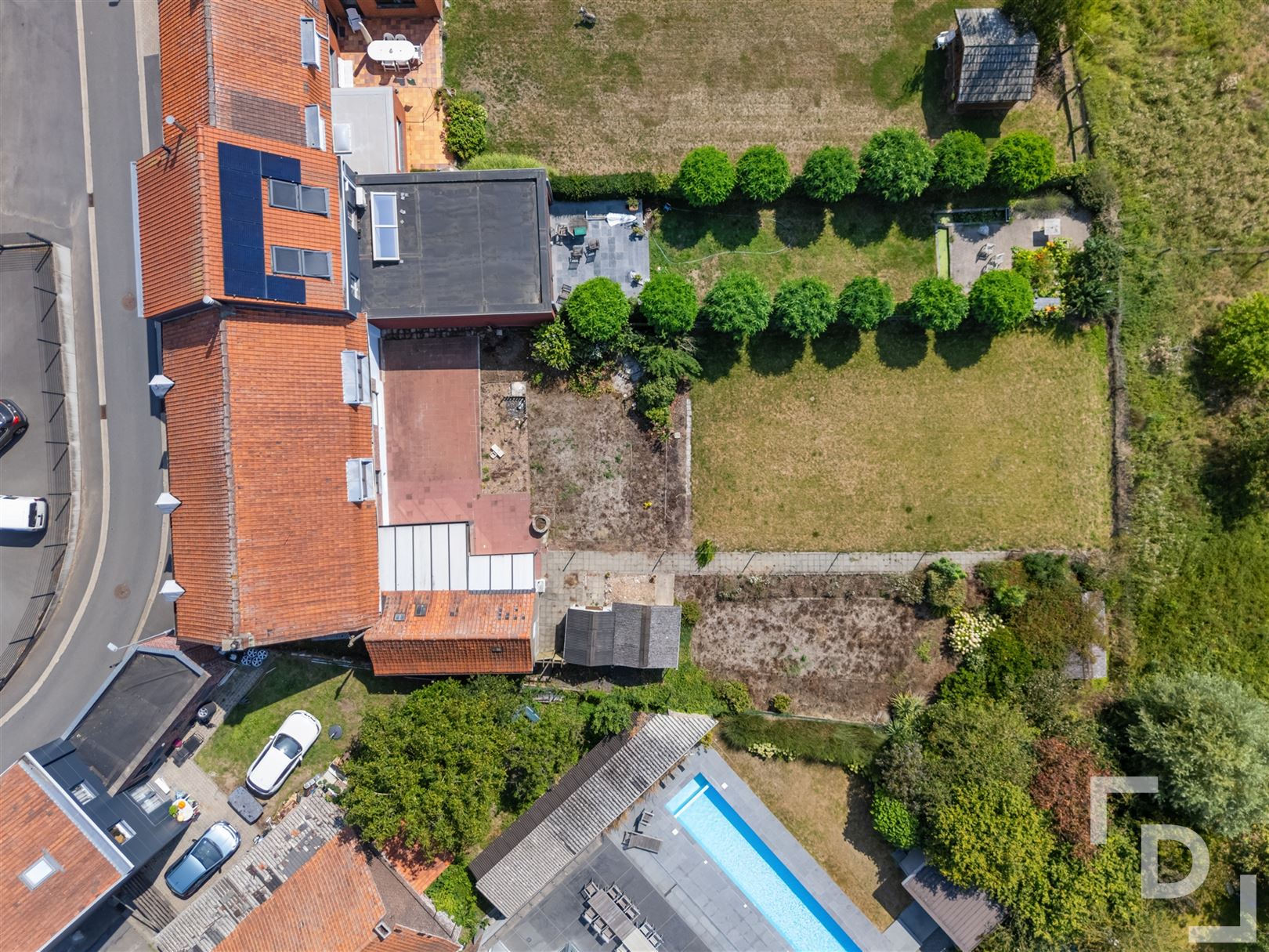 Hoofdfoto van de publicatie: Ruime te renoveren woning te koop in Geluveld.