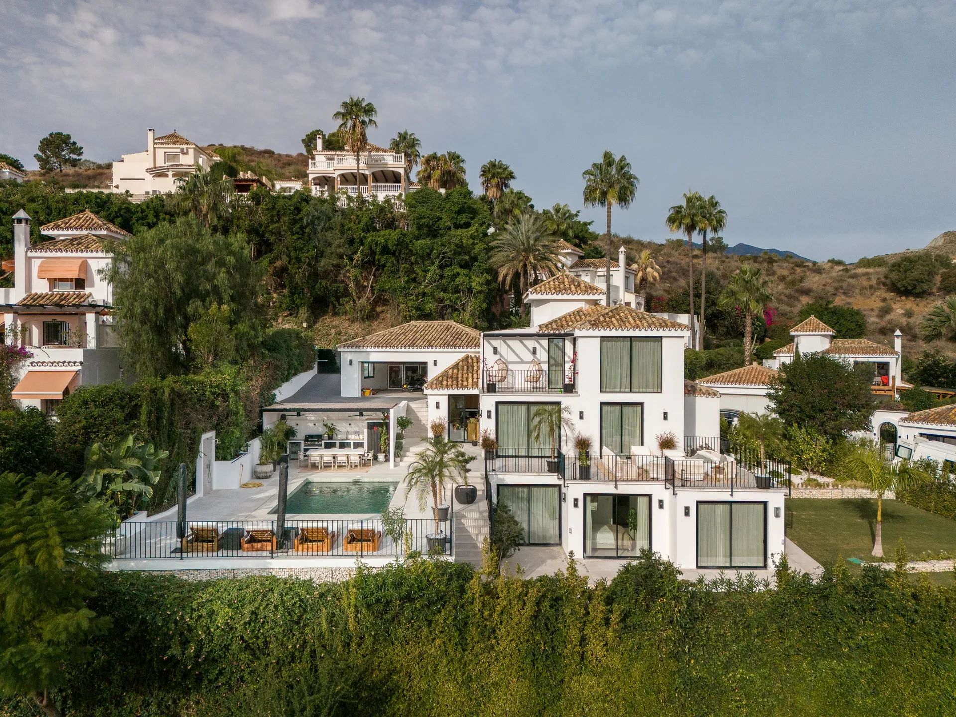 Ontdek dit uniek leven in de Golf Valley: eigentijdse villa met adembenemende uitzichten in Nueva Andalucía foto {{pictureIndex}}