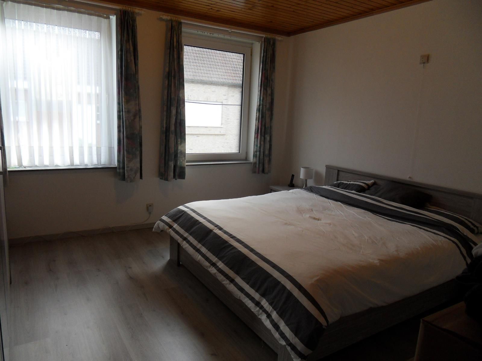 Ruime instapklare rijwoning met 4 slaapkamers en aangenaam terras. foto 8