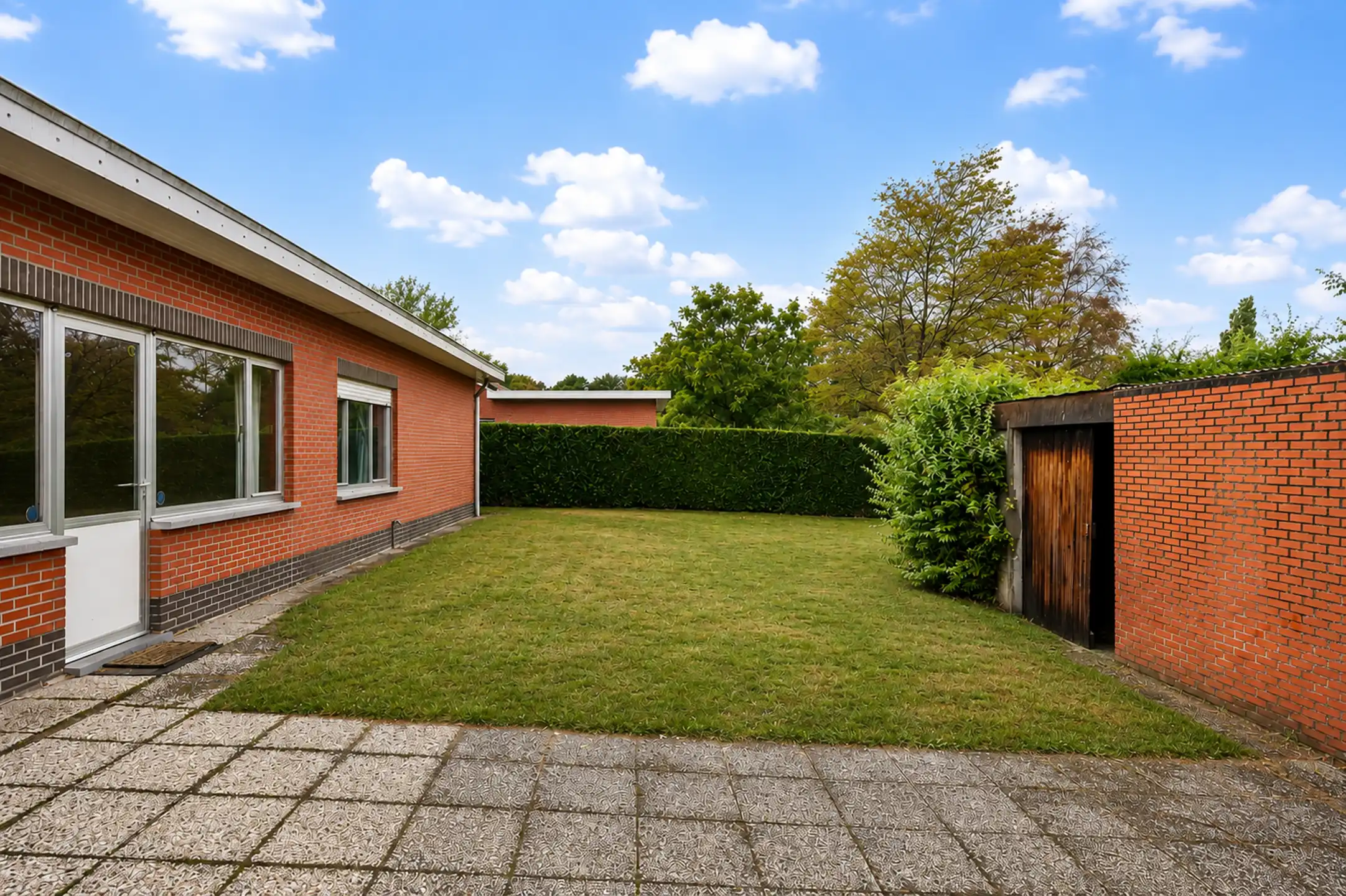 Vrijstaande renovatiewoning met 3 slaapkamers, garage en diepe tuin foto 17