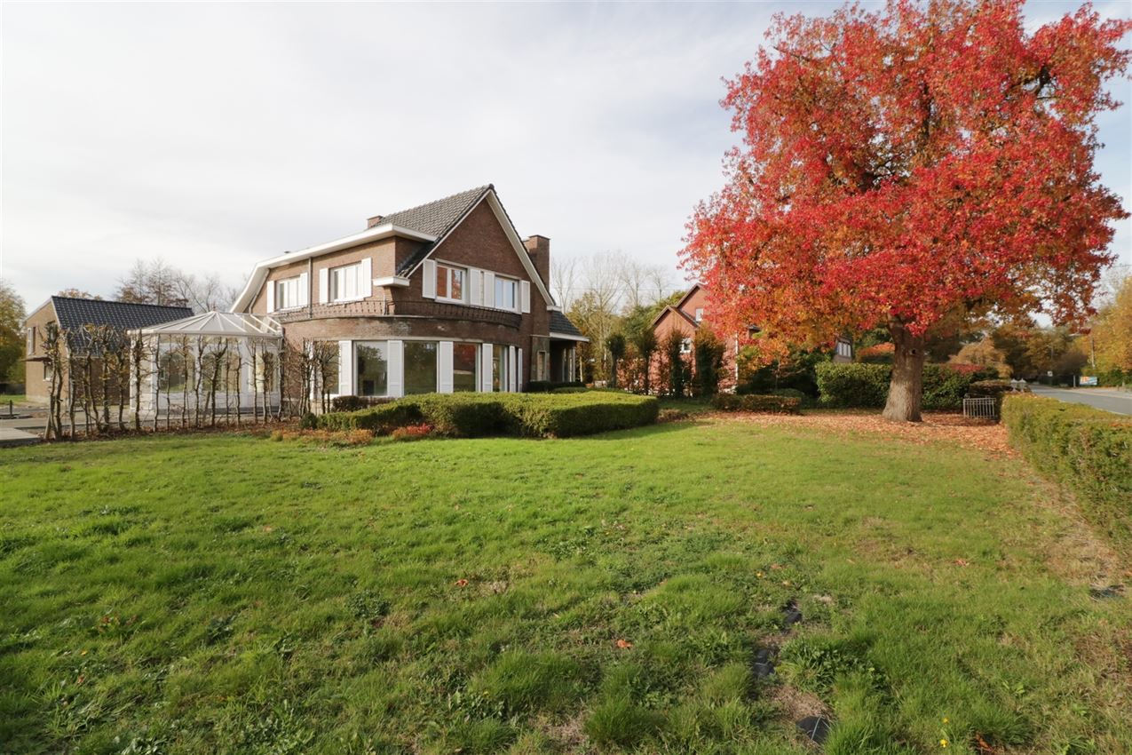 Villawoning met 4 slaapkamers en bijgebouw foto 2