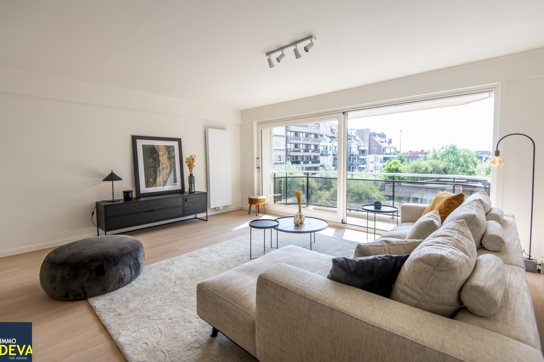 Luxueus gerenoveerd appartement met 2 zonnige terrassen en open zicht gelegen op de Dumortierlaan. foto {{pictureIndex}}