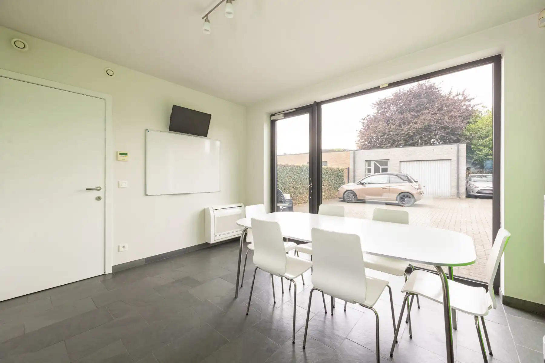 Goed gelegen kantoorruimte (circa 265m²) in het centrum van Meer (Hoogstraten) met parking. foto 23