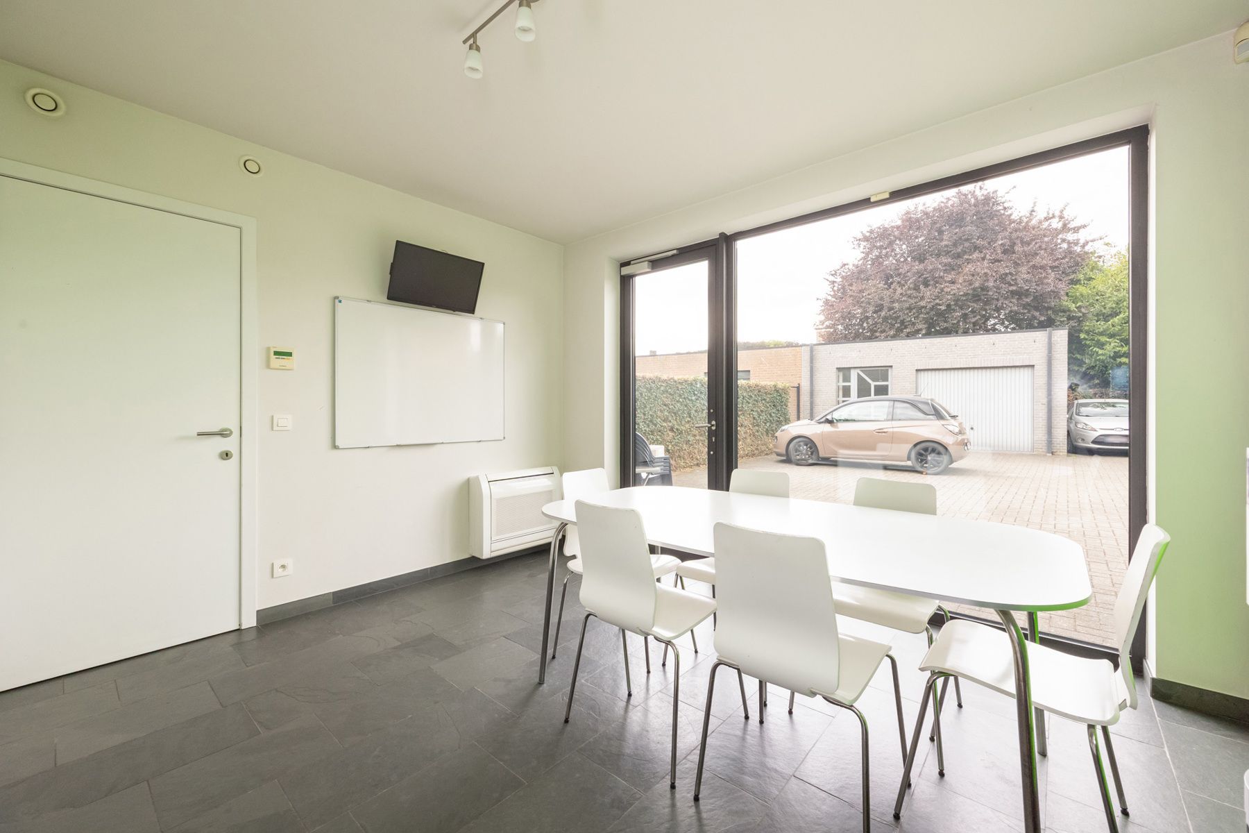 Goed gelegen kantoorruimte (circa 265m²) in het centrum van Meer (Hoogstraten) met parking. foto 23