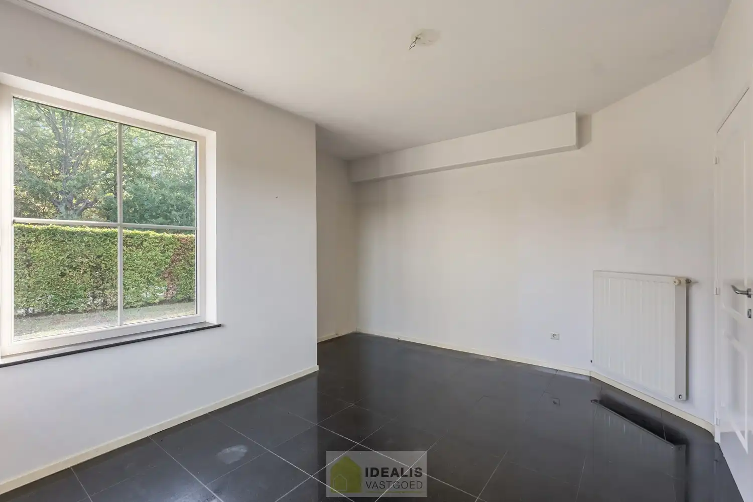 IDEALIS VASTGOED – HEDENDAAGSE EENGEZINSWONING OP RUSTIGE LOCATIE MET AANGELEGDE TUIN OP EEN KNAP PERCEEL (9A87CA) NABIJ HET CENTRUM VAN PELT – De woning omvat een heerlijke lichtrijke open leefruimte met aansluitend goed uitgeruste keuken, fijne wasplaats/berging, 4 royale slaapkamers en goed ingerichte badkamer. Een praktisch ingedeelde woning op een aangenaam en ruim perceel! foto 15
