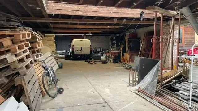 Te renoveren woning met magazijn en inrijpoort foto 9
