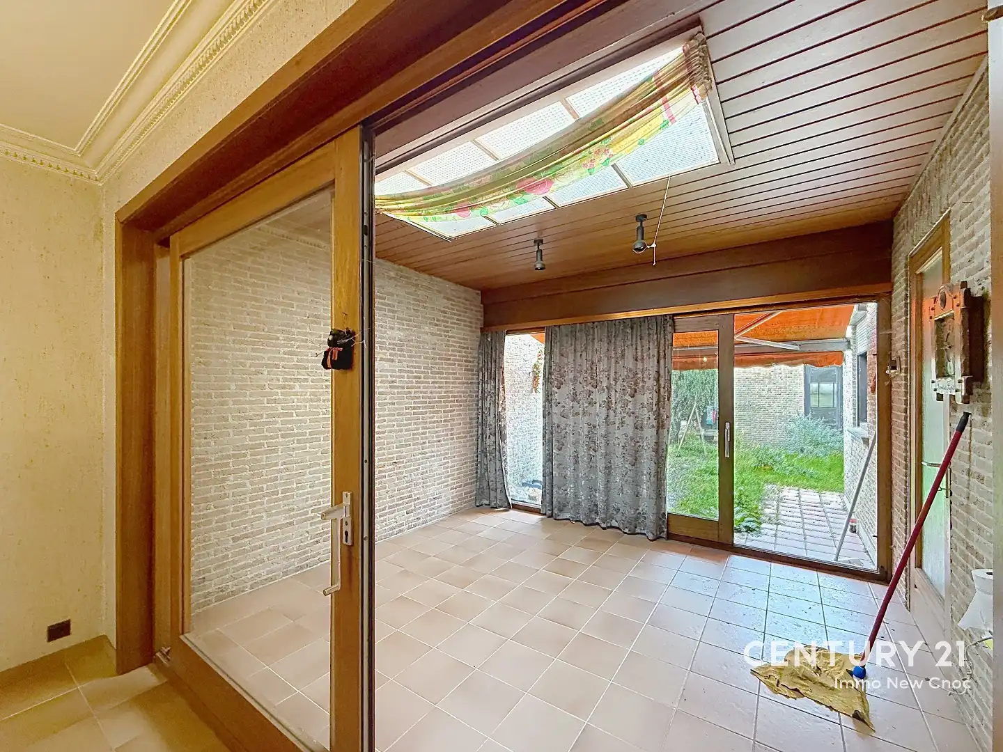 Karaktervolle halfopen woning met ruime bijgebouwen en grote tuin in Sint-Andries foto 10