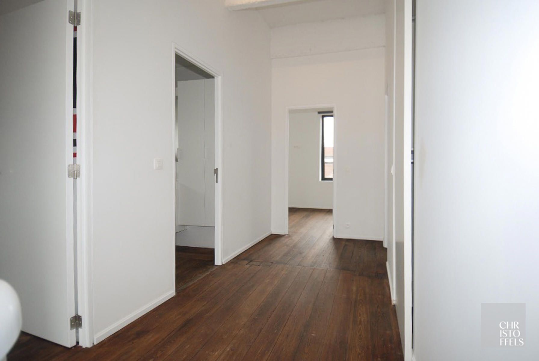 Herenhuis met bovenwoning (200m²) en zwembad, handelsgelijkvloers (107m²) met parking. foto 15