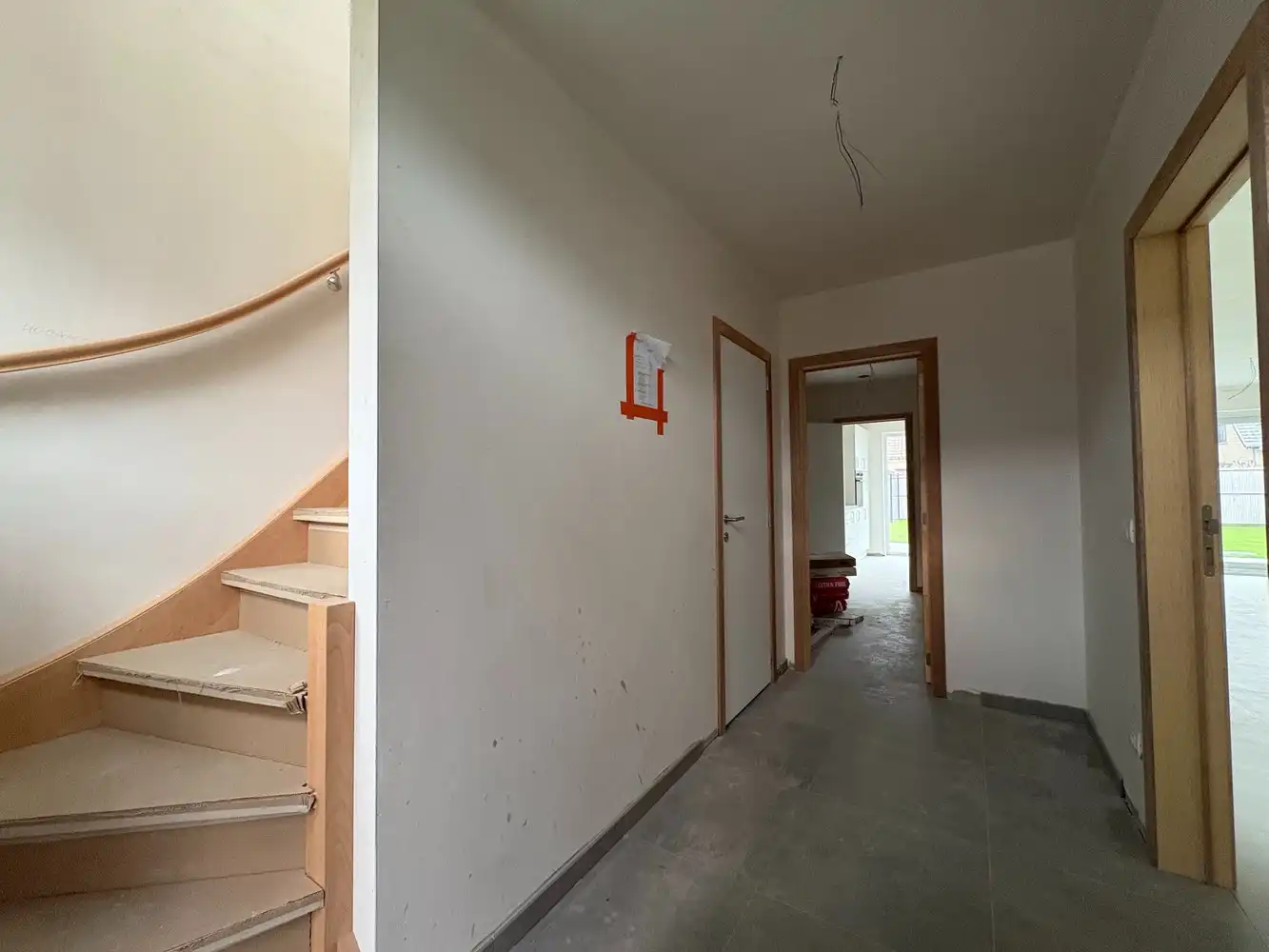 Nieuwbouwwoning met drie slaapkamers + carport foto 2