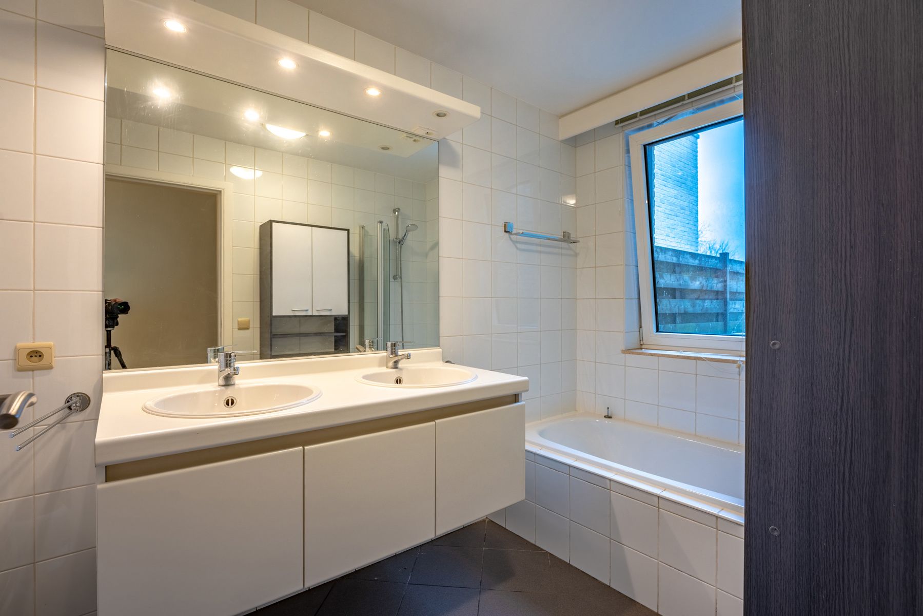 Gelijkvloers appartement met twee slaapkamers en garage  foto 9