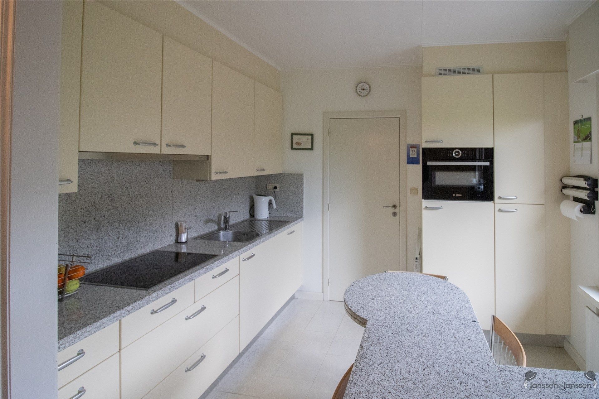 Gelijkvloerse woning met drie slaapkamers en ruime veranda op 500 m².  foto 3