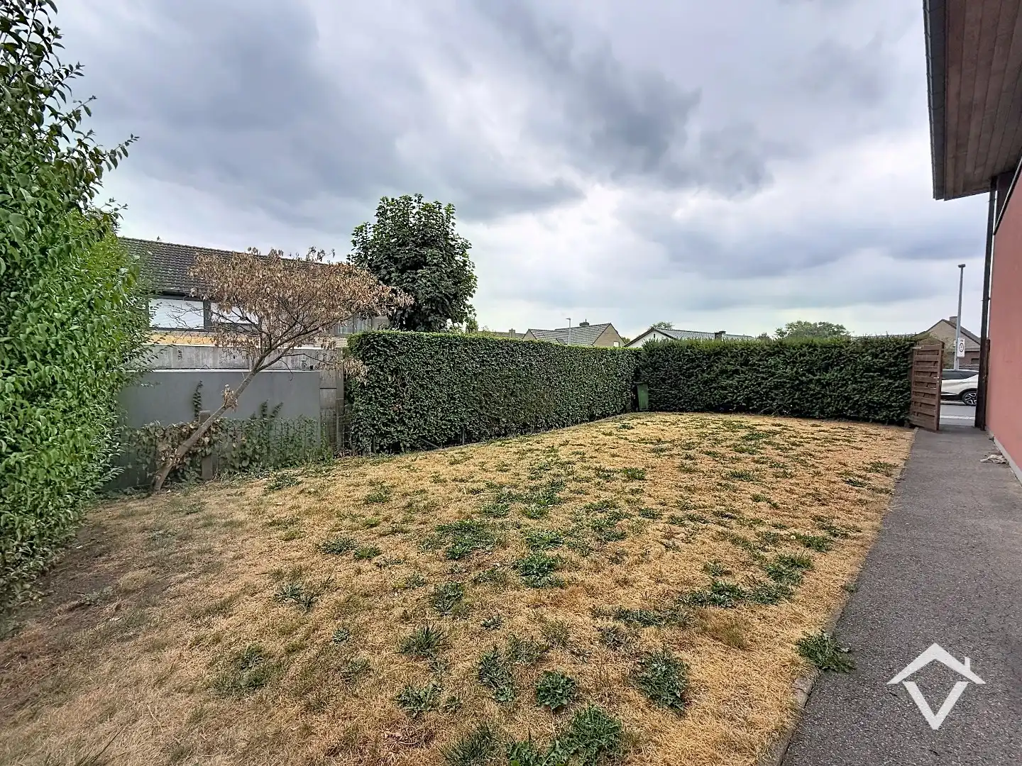 Instapklaar appartement met 2 slaapkamers, 2 terrassen, garage en tuin te Roeselare. foto 32
