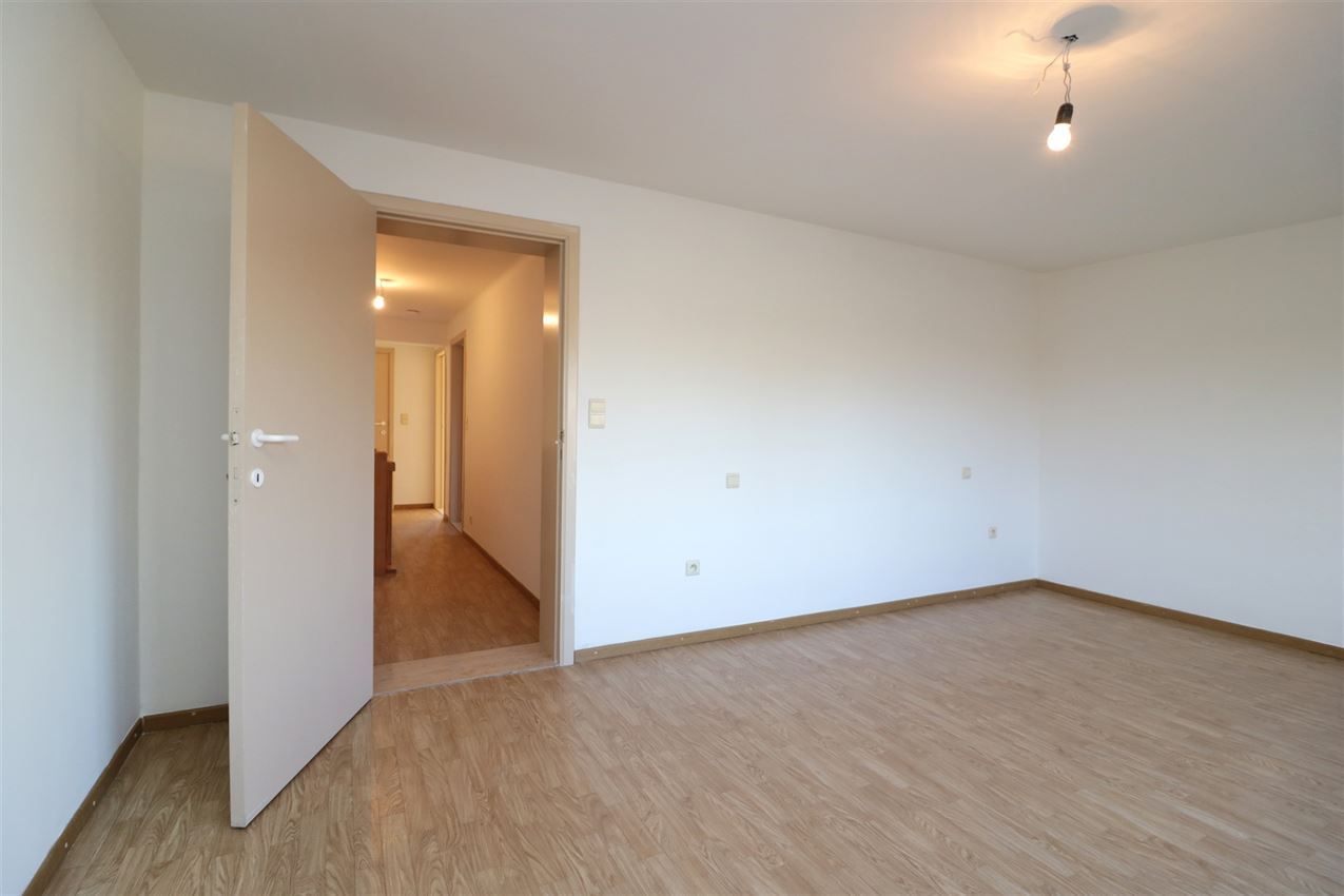 Woning met 2 slpk, terras, autostaanplaats onder de carport foto 15