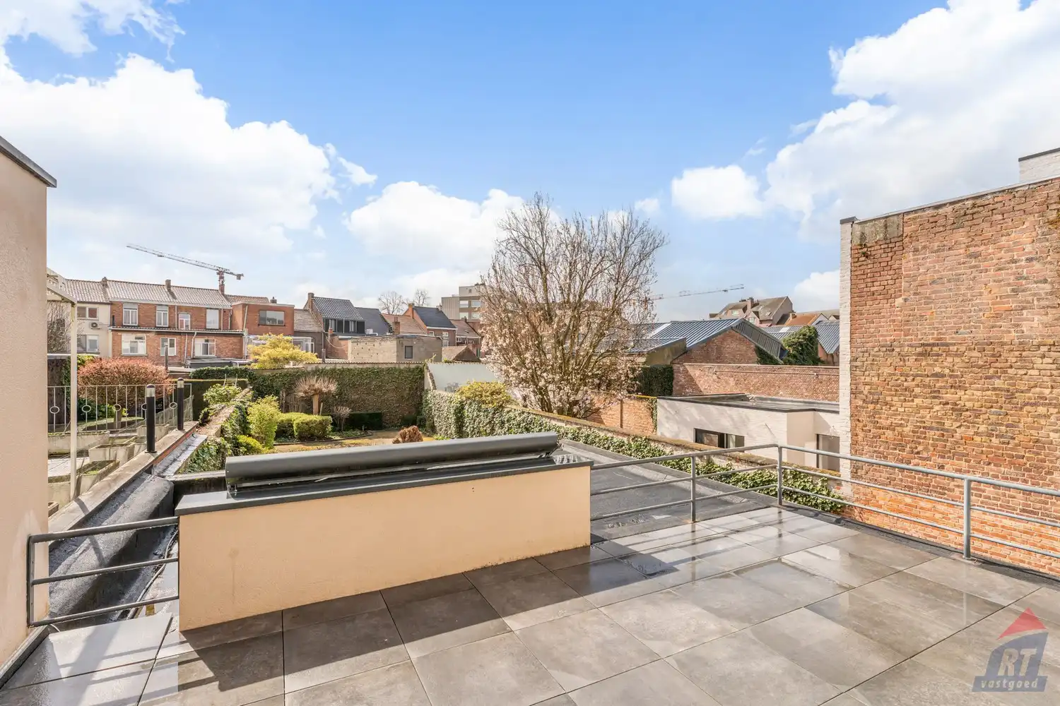 Veelzijdig pand met praktijkruimte en duplex appartement op toplocatie in Sint-Truiden foto 27