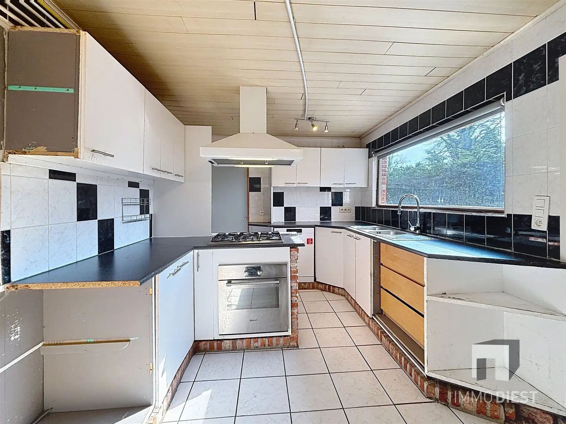 Op te frissen, halfopen bebouwing in het rustige Averbode. foto 8