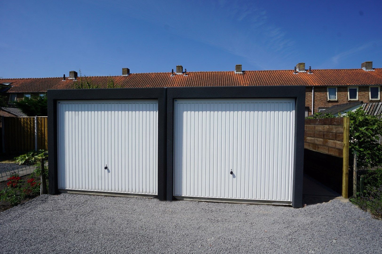 Nieuw gebouwde garagebox met parkeerplaats in het hart van Sluis foto 1