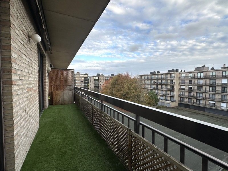 Centraal gelegen appartement met twee slaapkamers, dressing en garage foto 16