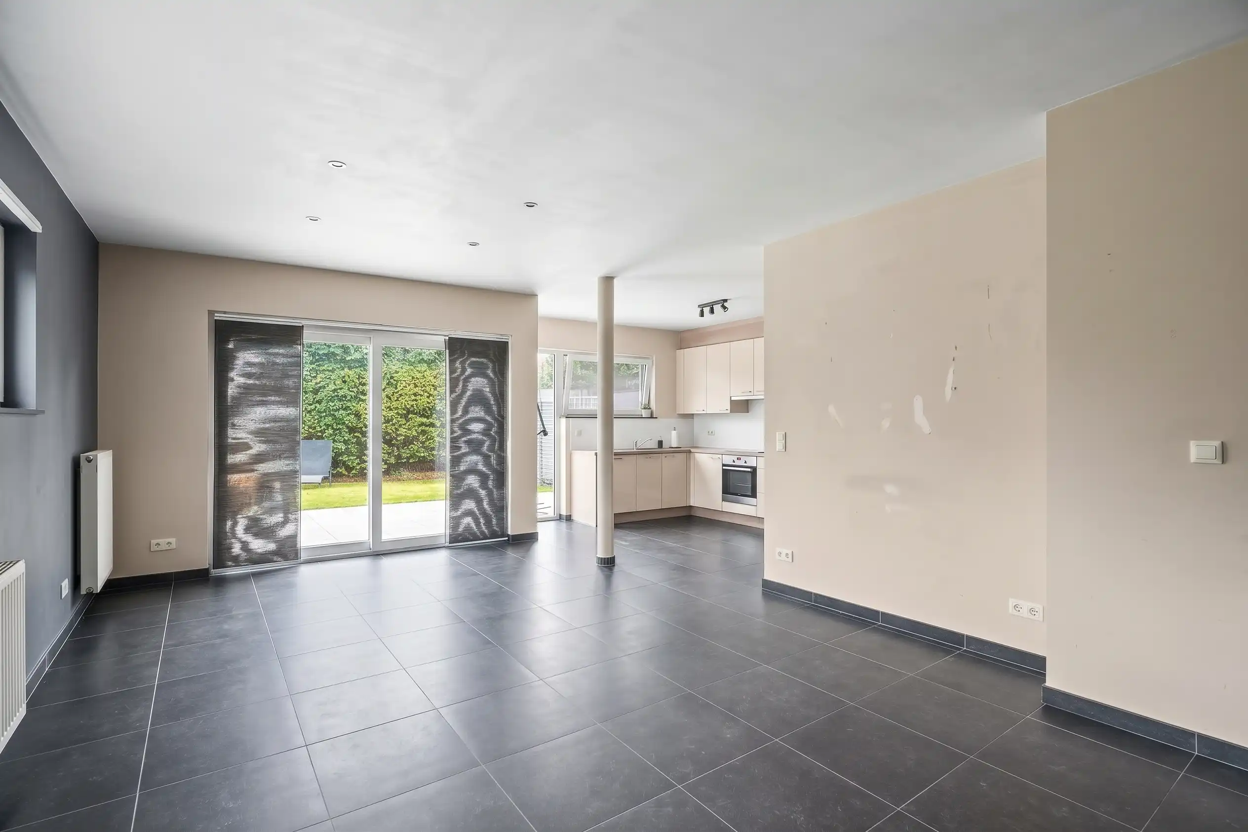 Instapklare halfopen bebouwing met 3 slaapkamers foto 2