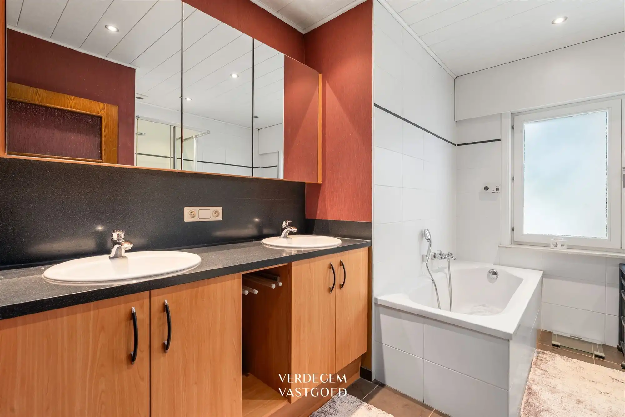 Verrassend ruime woning met 3 slaapkamers, grote kelder, zolder en tuin foto 16