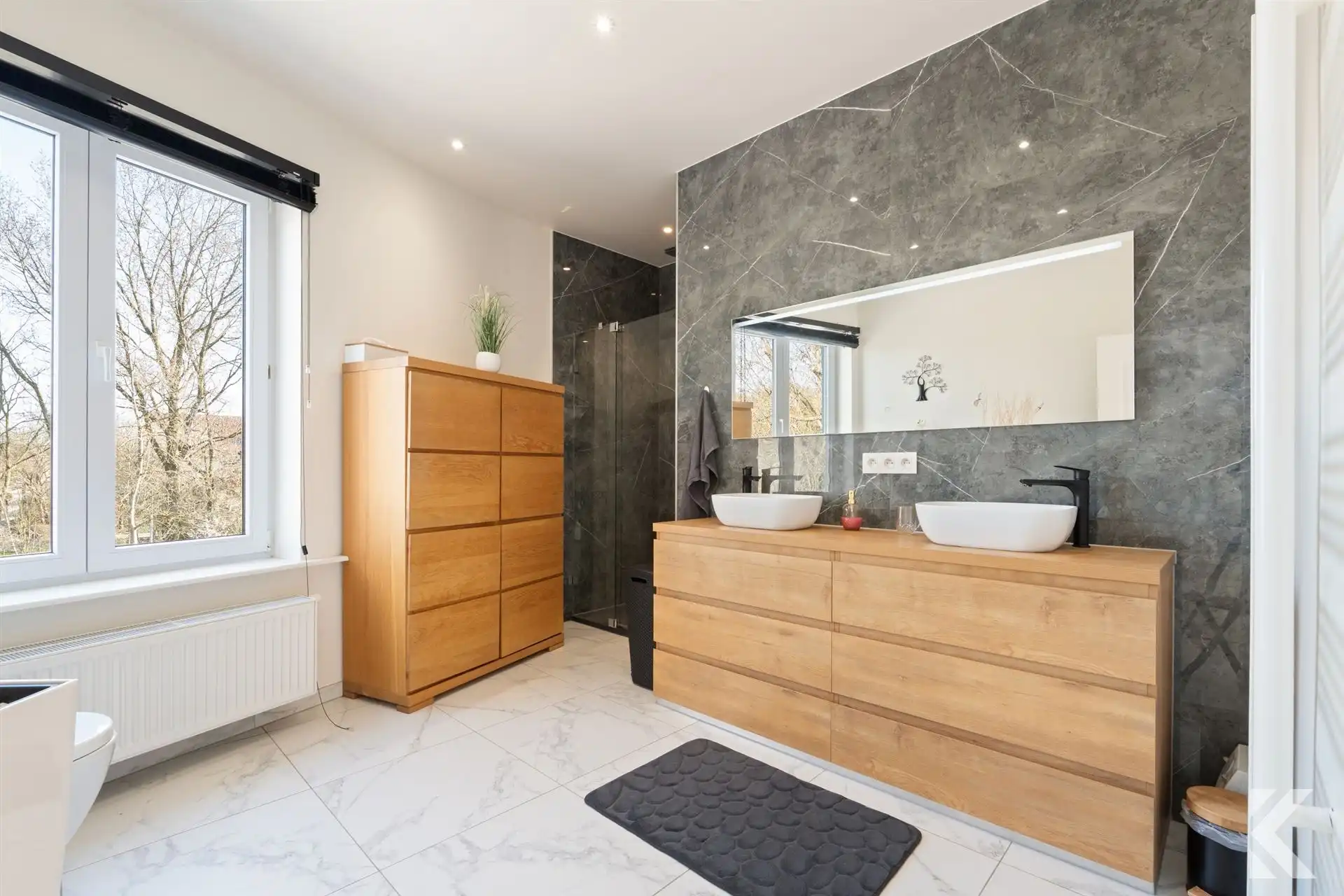 Gigantische, prachtig gerenoveerde woning met garage foto 11