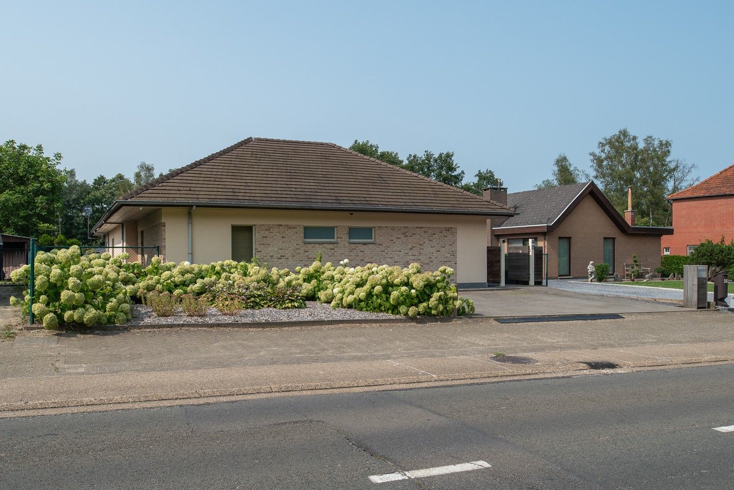 Instapklare gelijkvloerse woning met loods van 300 m² (20a58ca!) foto 1