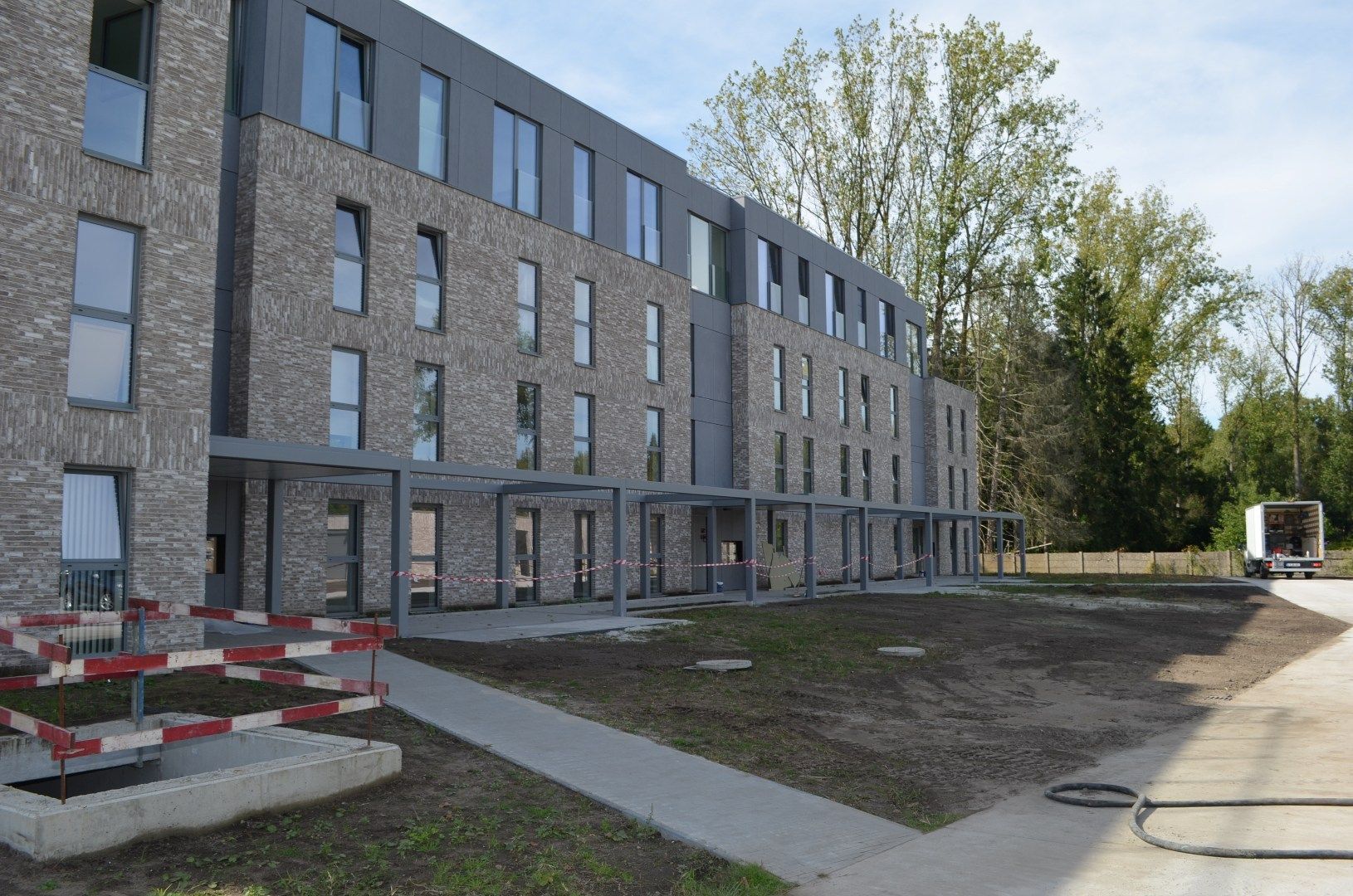 Wonen aan 't kanaal in Residentie Bakboord in een 2 slpk appartement met ruim terras.  Lift aanwezig. foto 3