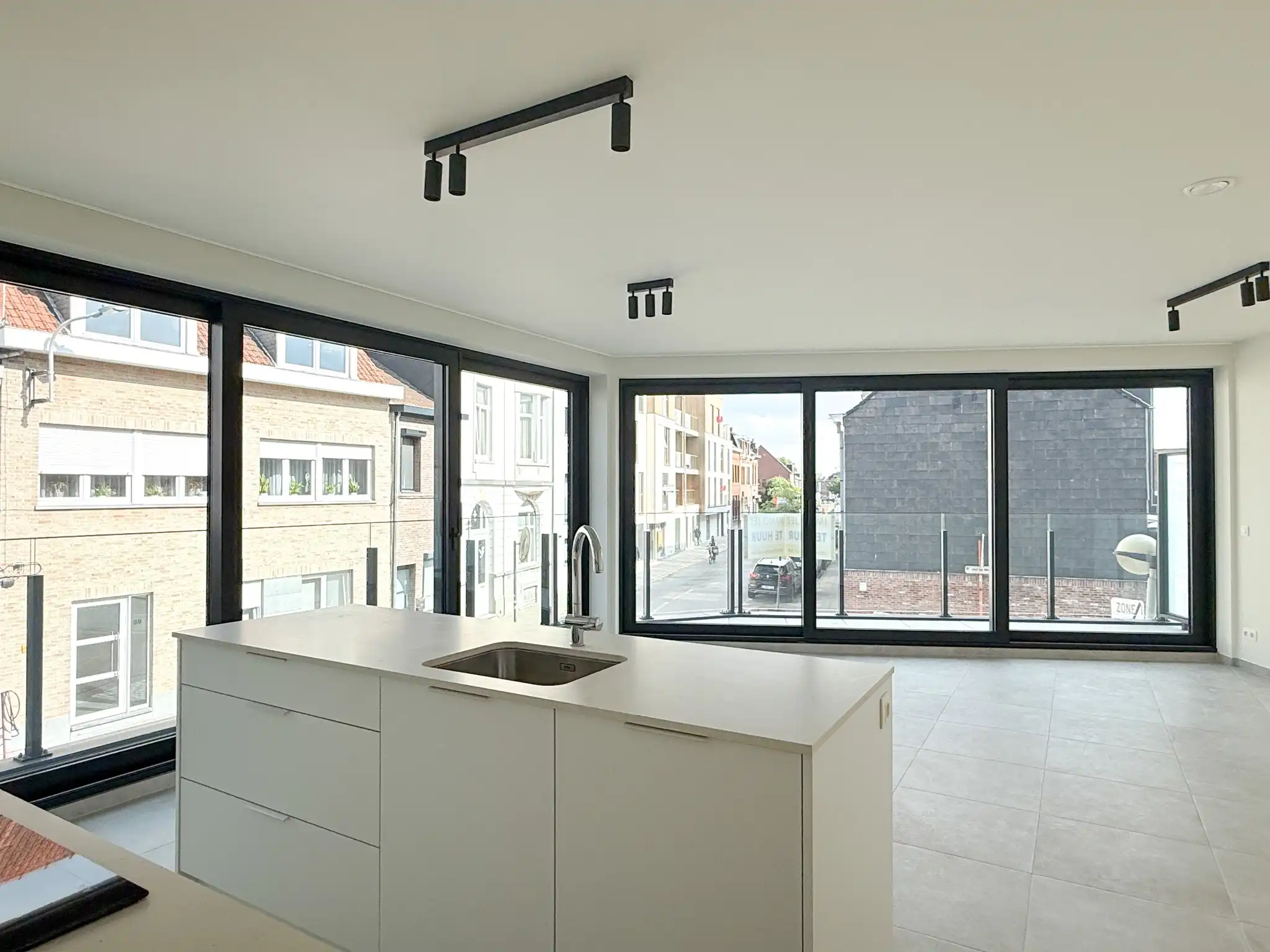 Nieuwbouwappartement op de eerste verdieping met terras en twee slaapkamers foto {{pictureIndex}}
