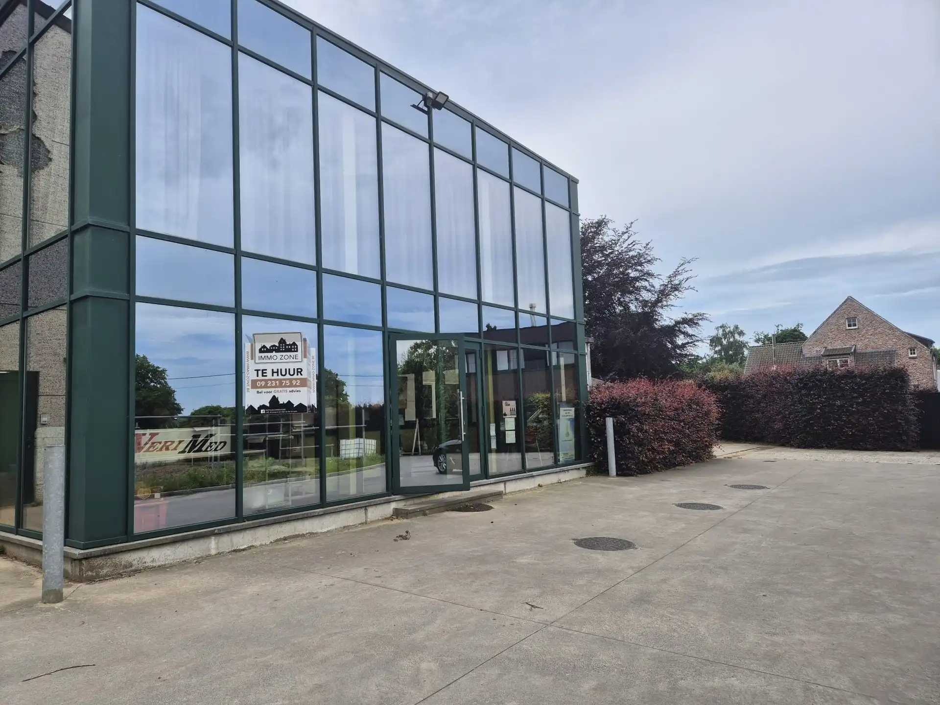Interessant gelegen kantoorruimte met bijhorende parking. foto {{pictureIndex}}