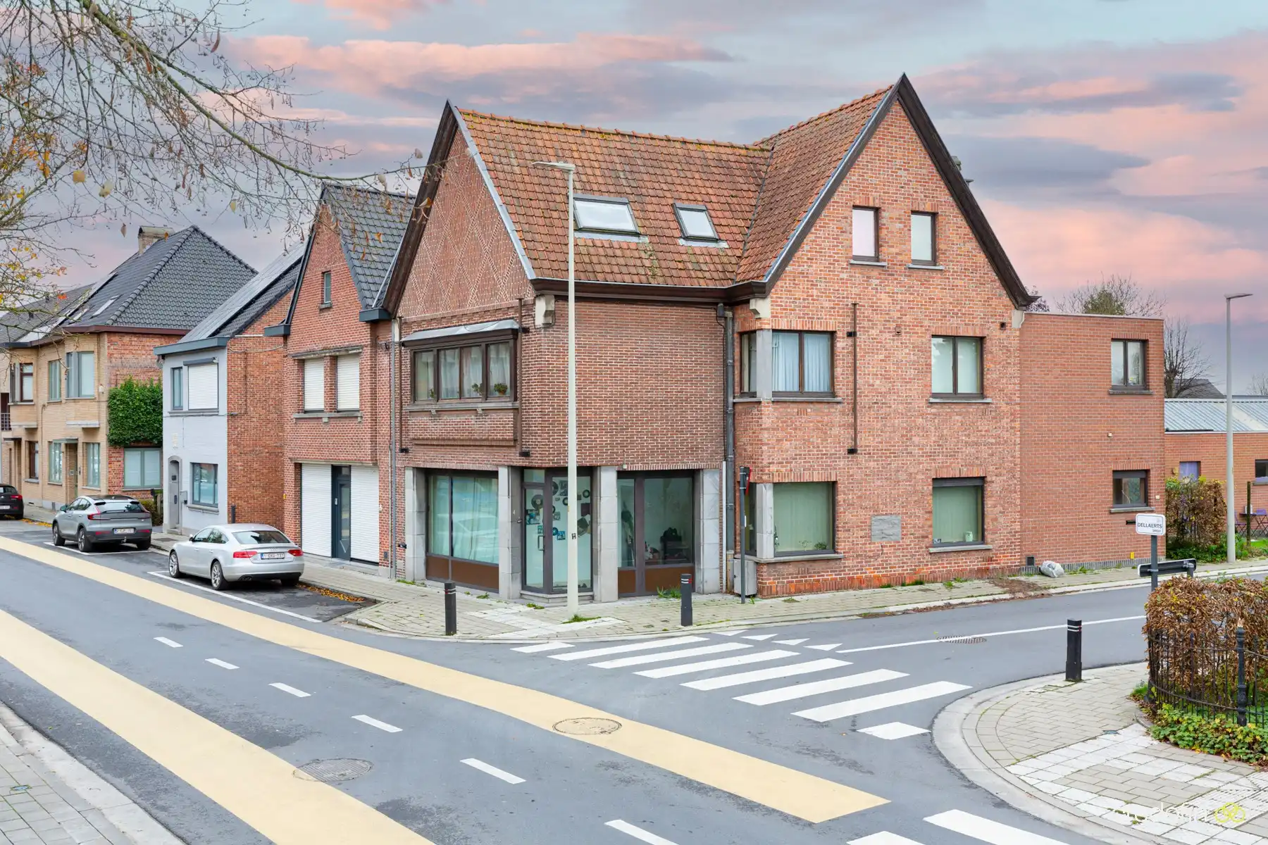 Handelszaak met duplex appartement in centrum Sleidinge foto {{pictureIndex}}
