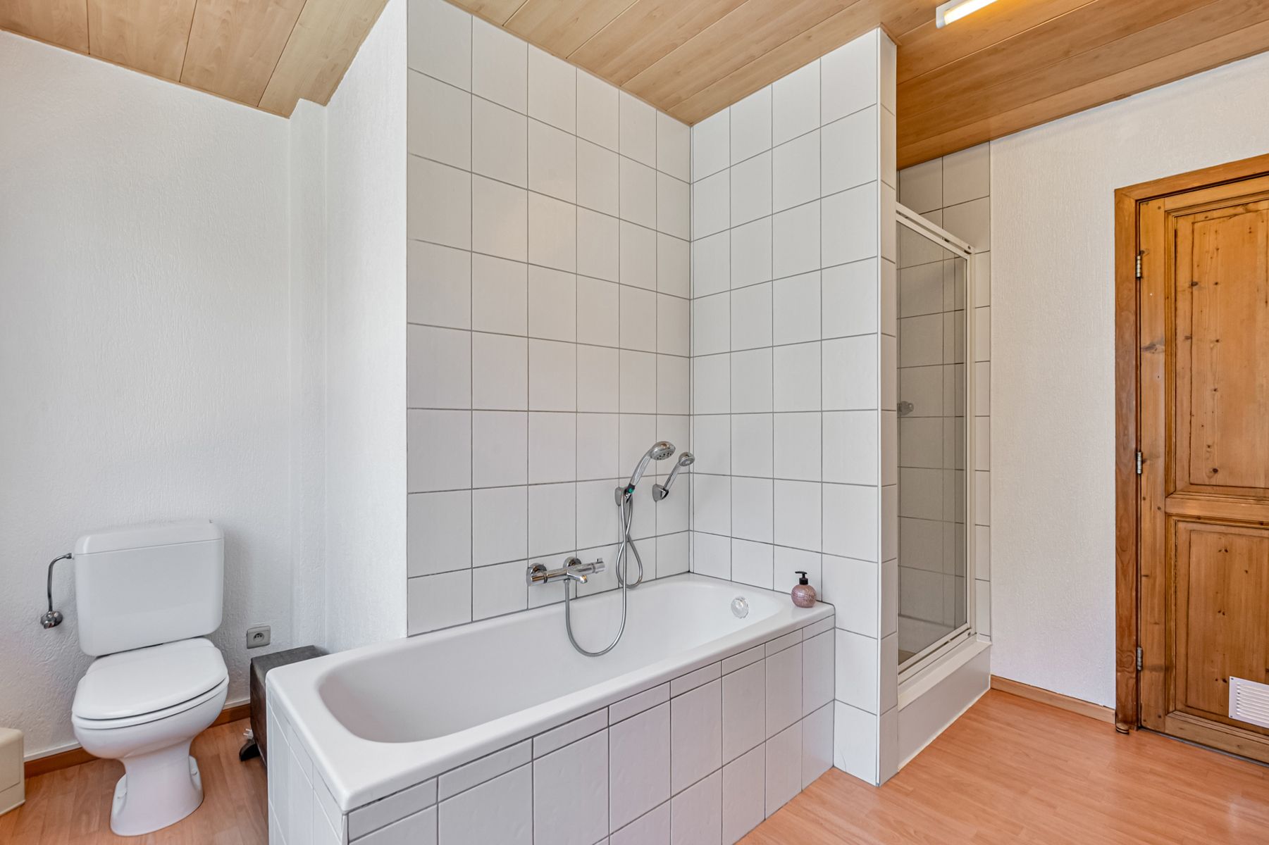 Goed gelegen, ruime gezinswoning met garage foto 11