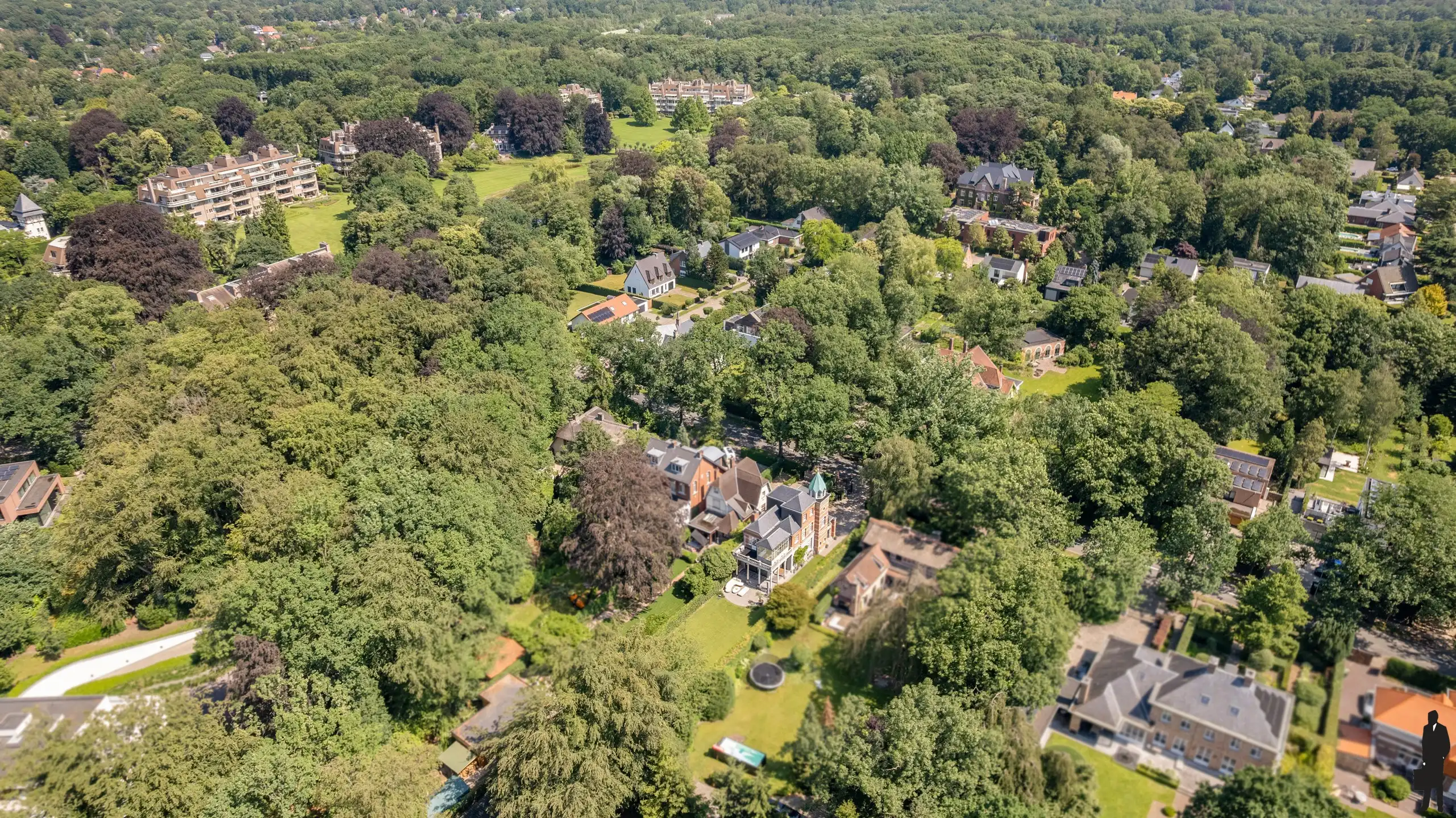 Statige karaktervilla met iconische toren en exclusief tuinpaviljoen foto 27