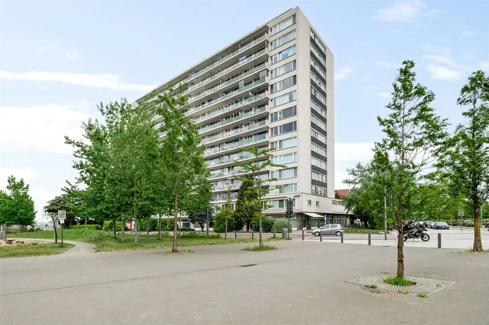 Gelijkvloers hoekkantoor te koop op topliggingop 't Zuid foto {{pictureIndex}}