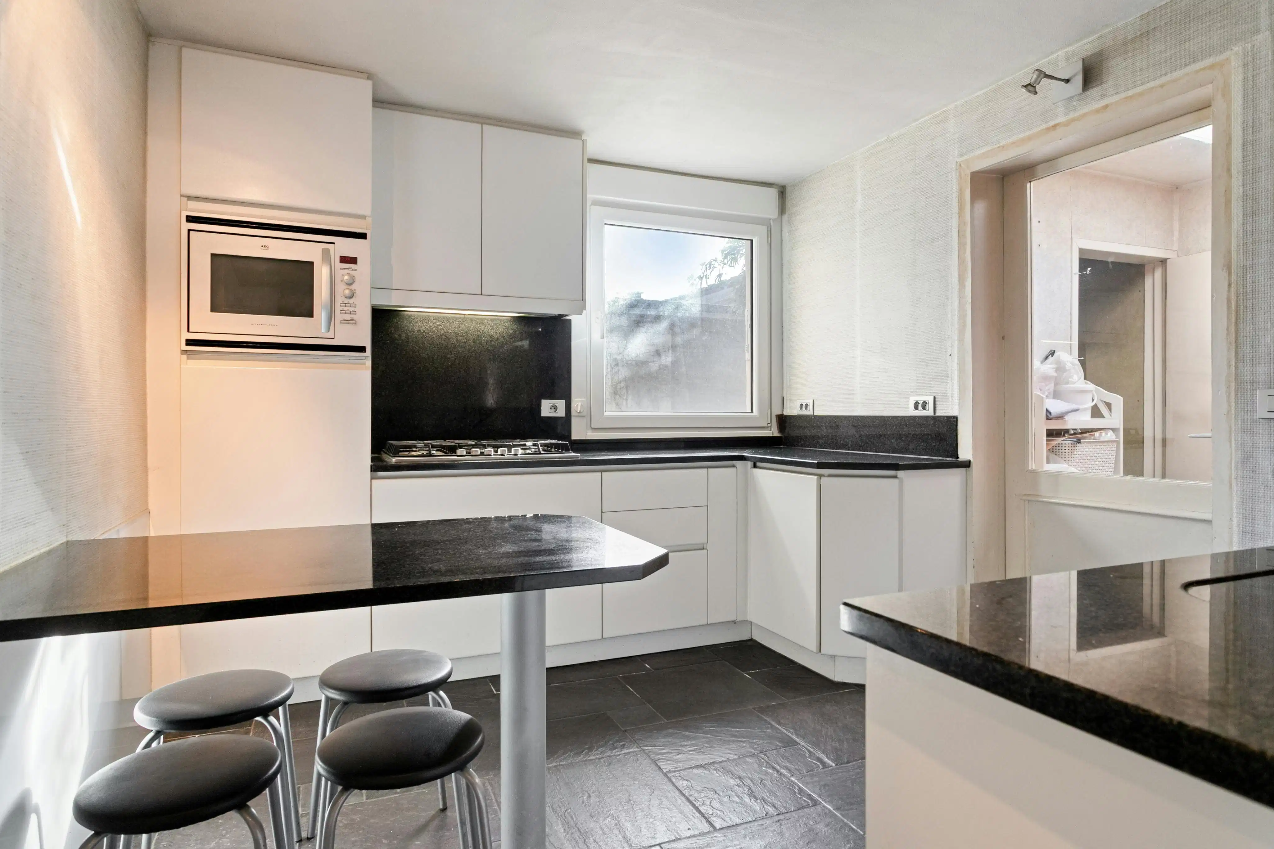 Ruime woning met 5 slaapkamers en leuke tuin in Roeselare! foto 5